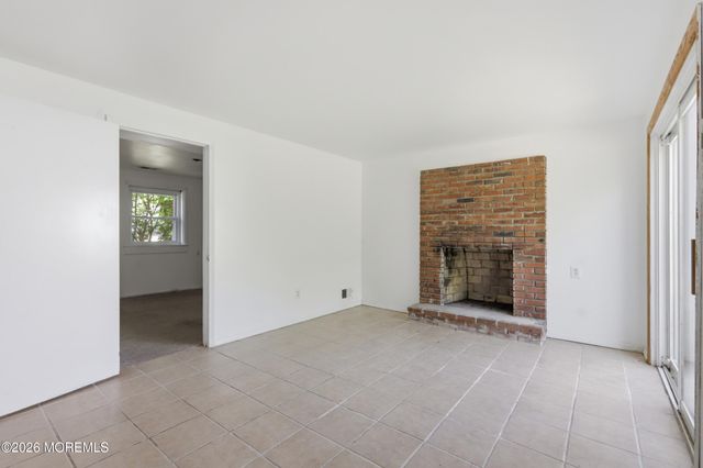 14 Woodridge Avenue, Toms River, NJ 08755