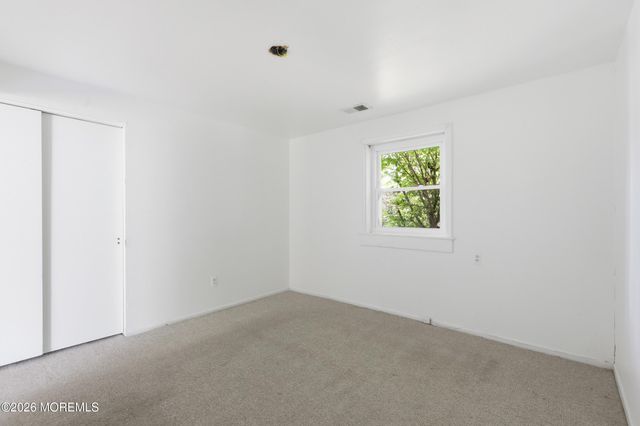 14 Woodridge Avenue, Toms River, NJ 08755