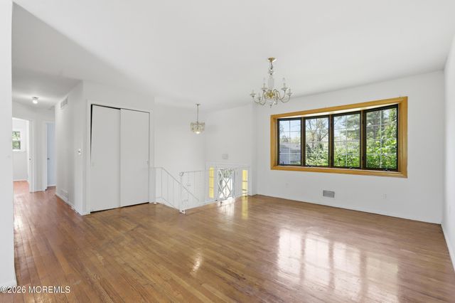 14 Woodridge Avenue, Toms River, NJ 08755