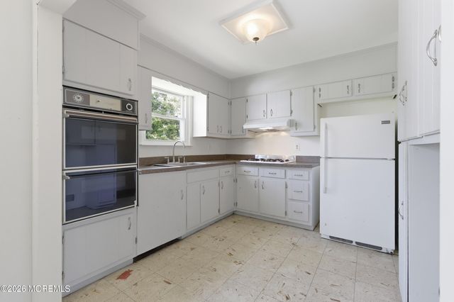 14 Woodridge Avenue, Toms River, NJ 08755