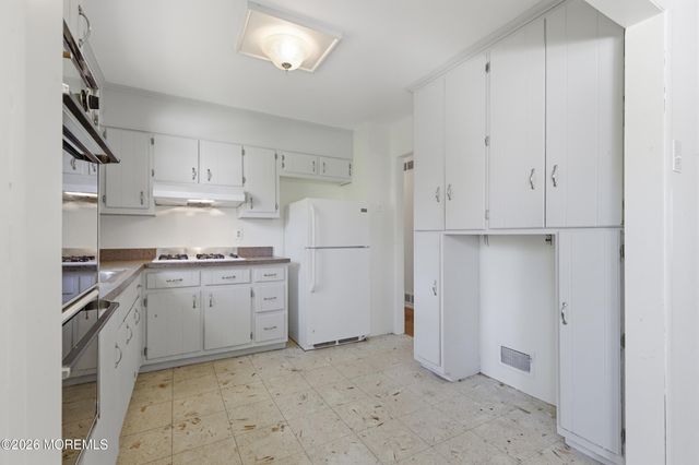 14 Woodridge Avenue, Toms River, NJ 08755