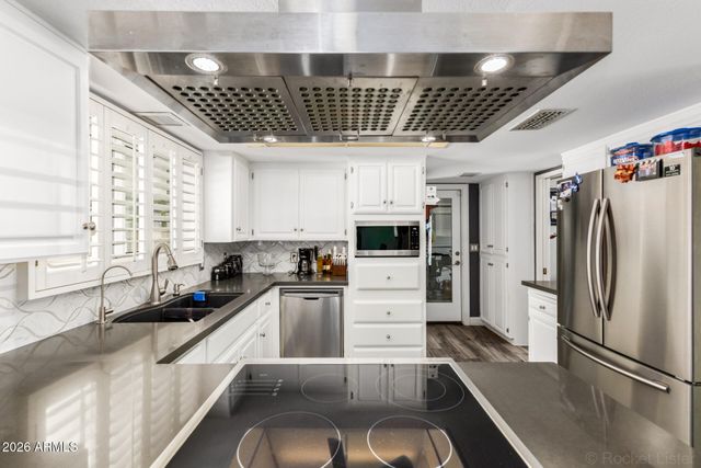 1625 E GREENWAY Street, Mesa, AZ 85203