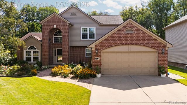 1861 Twin Sun Circle, Commerce Charter Township, MI 48390