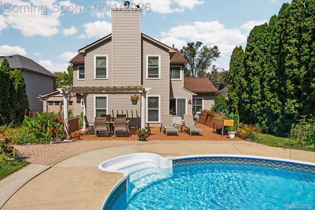 1861 Twin Sun Circle, Commerce Charter Township, MI 48390