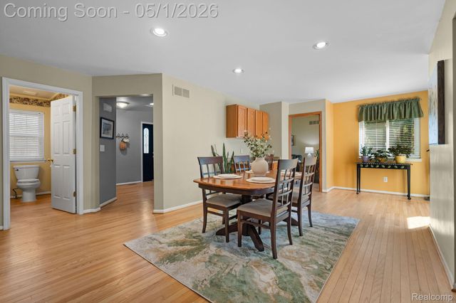 1861 Twin Sun Circle, Commerce Charter Township, MI 48390