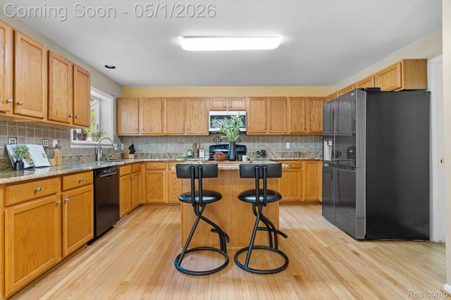 1861 Twin Sun Circle, Commerce Charter Township, MI 48390