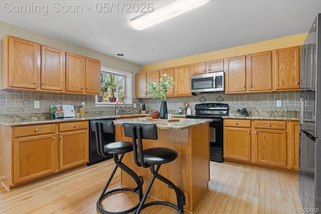 1861 Twin Sun Circle, Commerce Charter Township, MI 48390