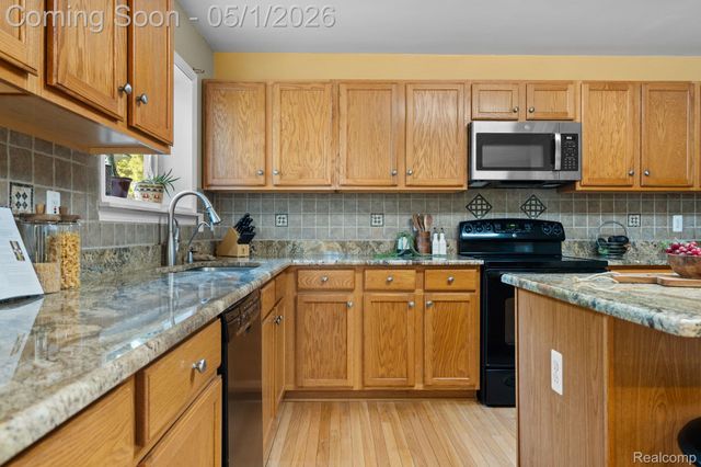 1861 Twin Sun Circle, Commerce Charter Township, MI 48390