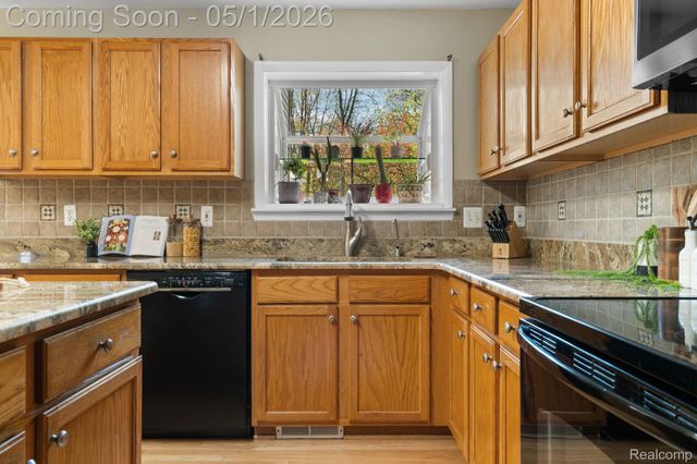 1861 Twin Sun Circle, Commerce Charter Township, MI 48390