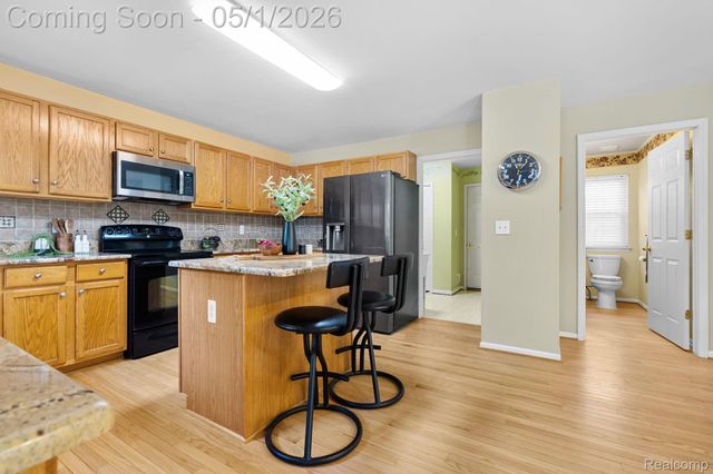 1861 Twin Sun Circle, Commerce Charter Township, MI 48390