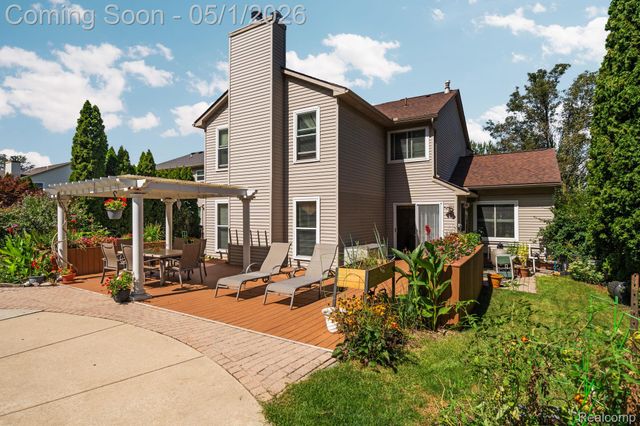 1861 Twin Sun Circle, Commerce Charter Township, MI 48390
