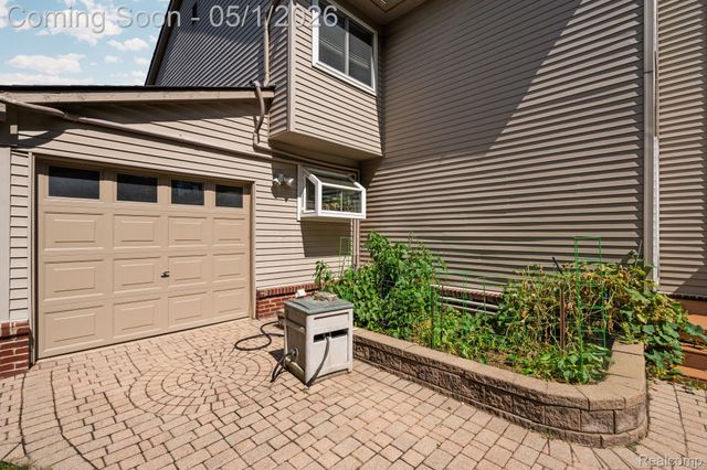 1861 Twin Sun Circle, Commerce Charter Township, MI 48390