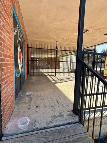 256 W Court Street, Seguin, TX 78155
