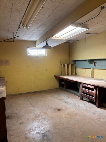 256 W Court Street, Seguin, TX 78155