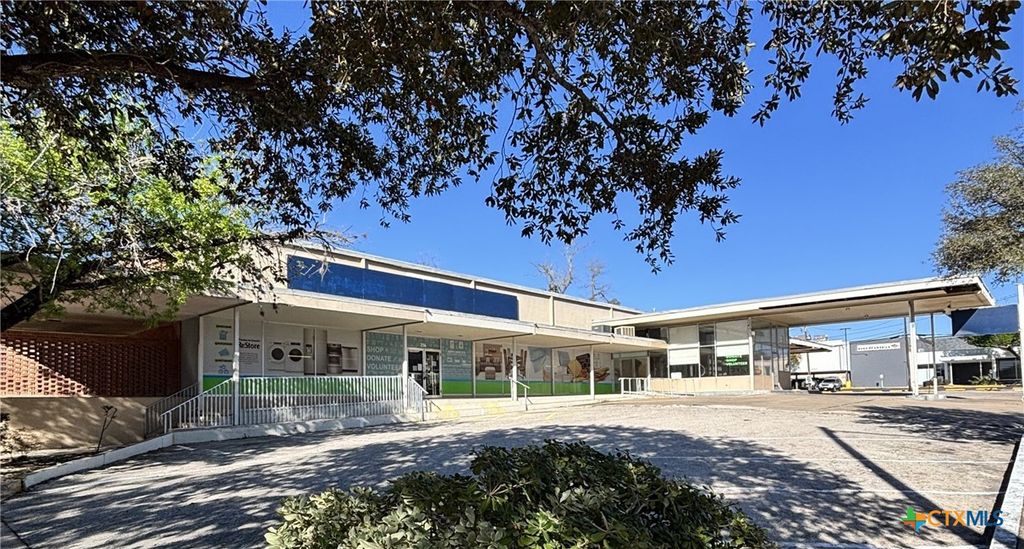 256 W Court Street, Seguin, TX 78155