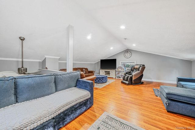 208 Avenue C, Ronkonkoma, NY 11779