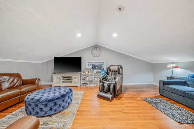 208 Avenue C, Ronkonkoma, NY 11779