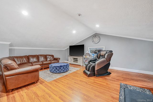 208 Avenue C, Ronkonkoma, NY 11779