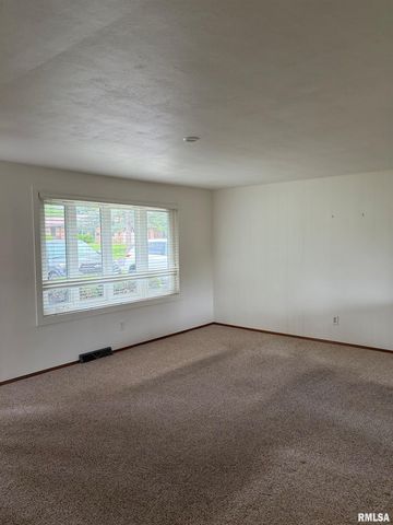 611 W KELLAR Parkway, Peoria, IL 61614