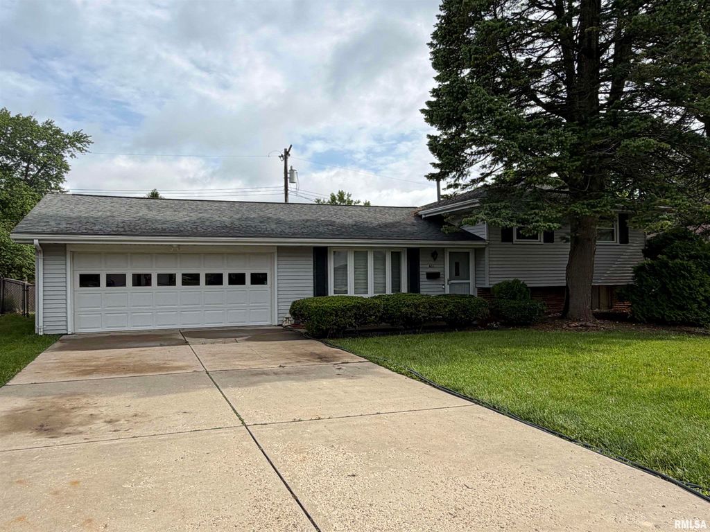 611 W KELLAR Parkway, Peoria, IL 61614