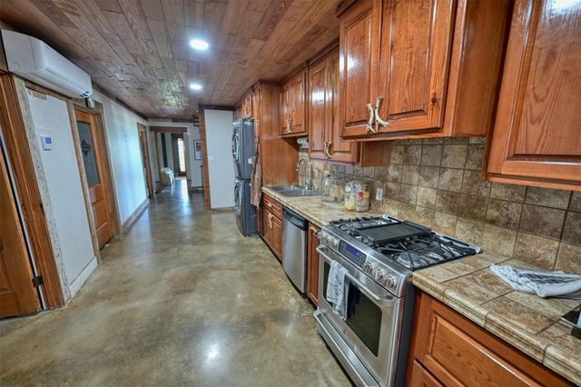 3805 Guenther Road, La Grange, TX 78945