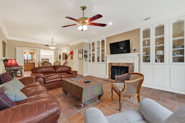 5901 Woodway Place Ct, Houston, TX 77057