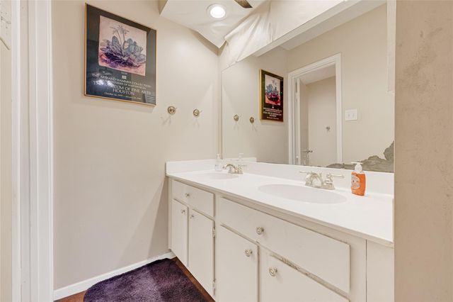 5901 Woodway Place Ct, Houston, TX 77057