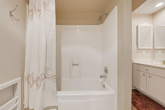 5901 Woodway Place Ct, Houston, TX 77057