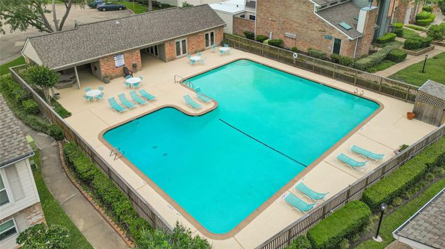 5901 Woodway Place Ct, Houston, TX 77057