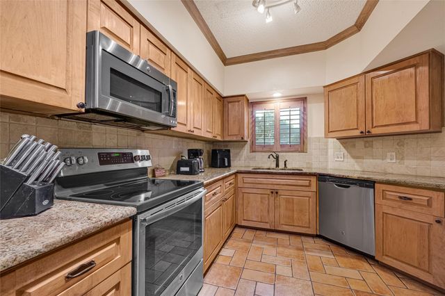 5901 Woodway Place Ct, Houston, TX 77057