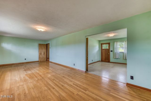 136 Hemlock Street, Mount Carmel, TN 37645