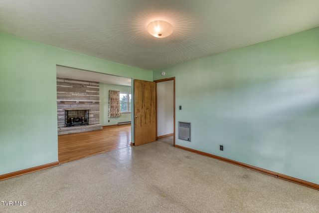 136 Hemlock Street, Mount Carmel, TN 37645