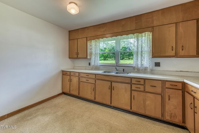 136 Hemlock Street, Mount Carmel, TN 37645