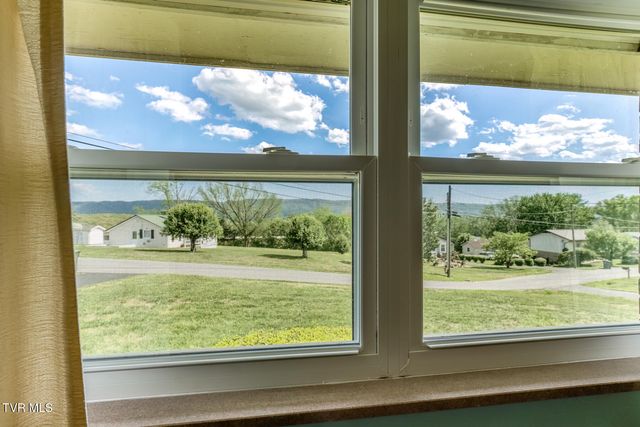136 Hemlock Street, Mount Carmel, TN 37645