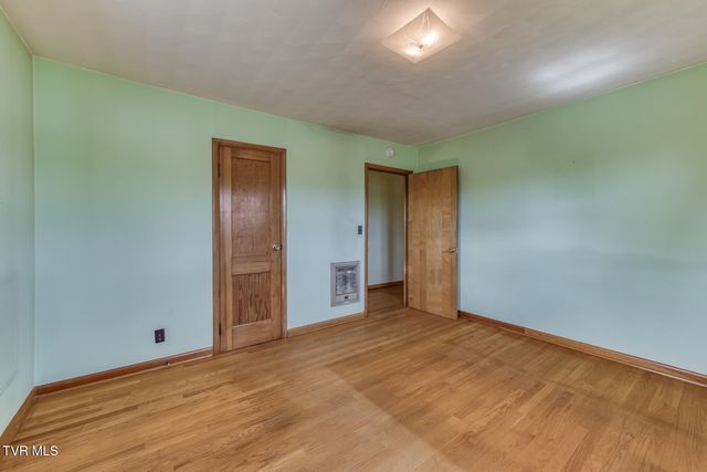 136 Hemlock Street, Mount Carmel, TN 37645