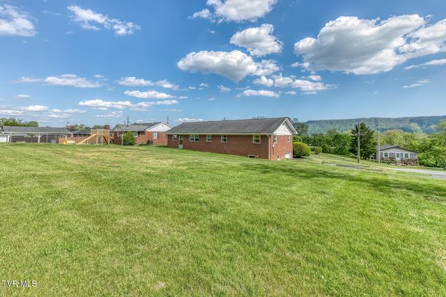 136 Hemlock Street, Mount Carmel, TN 37645