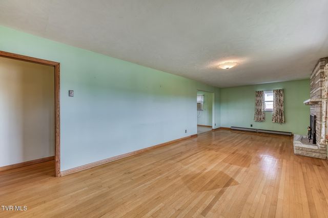 136 Hemlock Street, Mount Carmel, TN 37645