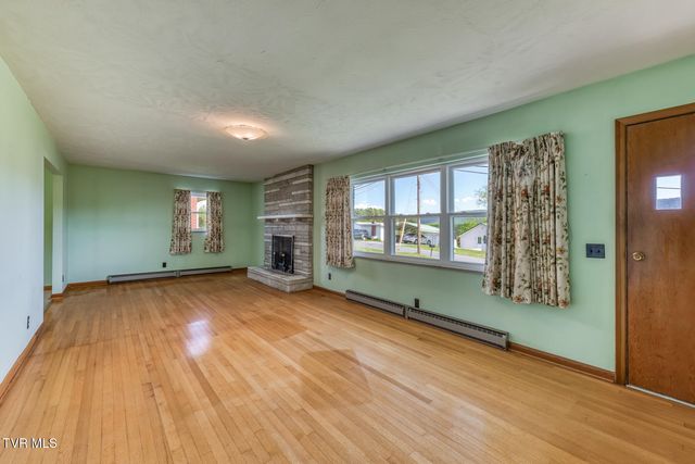 136 Hemlock Street, Mount Carmel, TN 37645