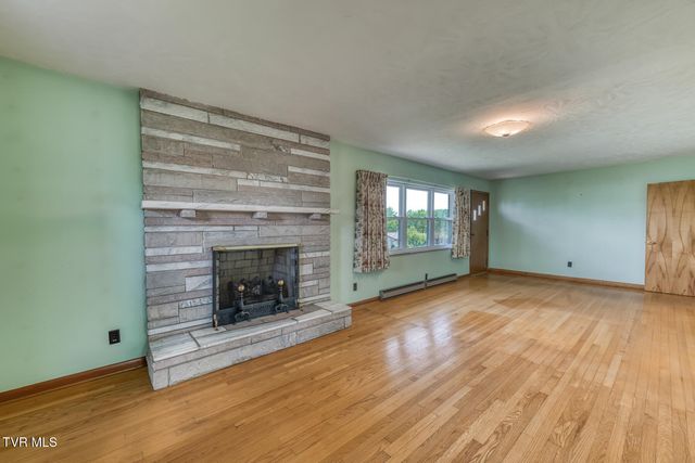 136 Hemlock Street, Mount Carmel, TN 37645