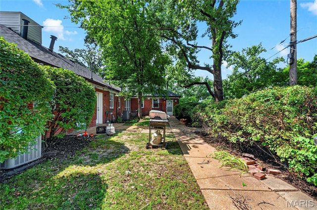 725 Berick Drive, University City, MO 63132