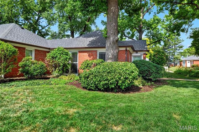 725 Berick Drive, University City, MO 63132