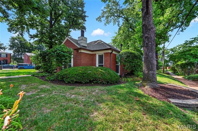 725 Berick Drive, University City, MO 63132