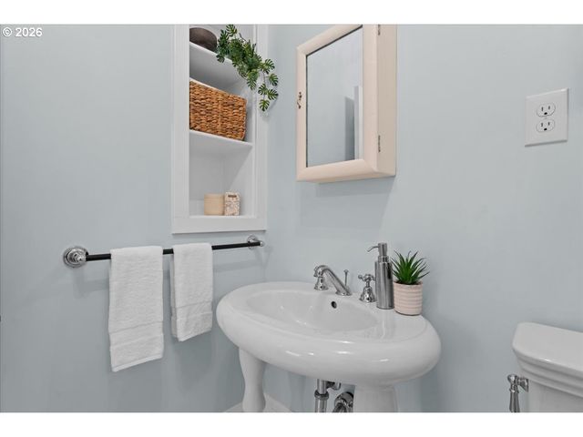 7515 Se MARTINS St, Portland, OR 97206