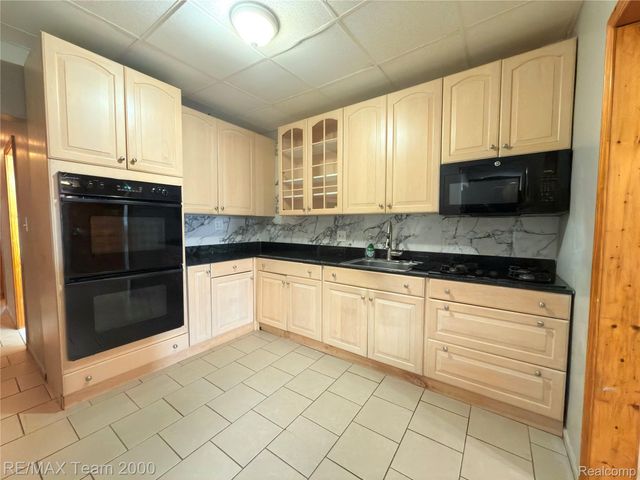 13134 W Warren Avenue, Dearborn, MI 48126