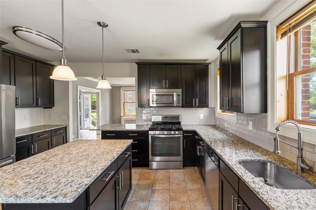 315 Ellington Avenue E, Garden City, NY 11530