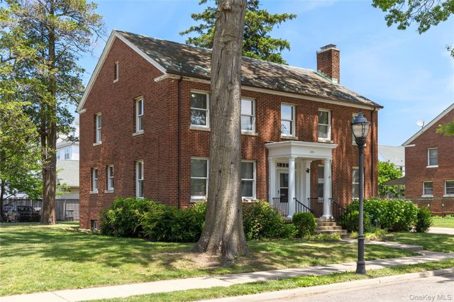 315 Ellington Avenue E, Garden City, NY 11530