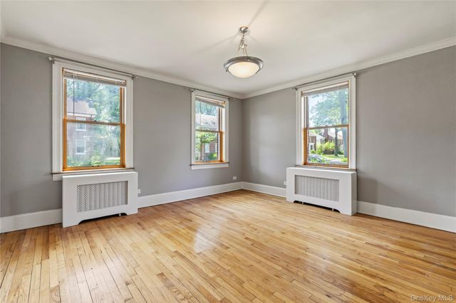 315 Ellington Avenue E, Garden City, NY 11530