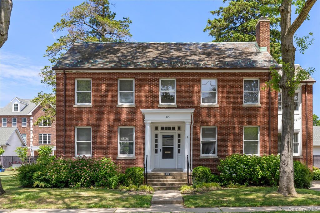 315 Ellington Avenue E, Garden City, NY 11530
