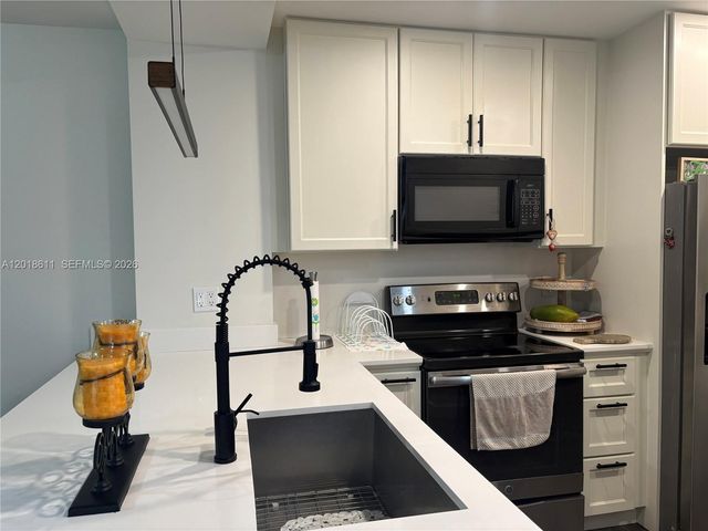 300 Berkley Rd 212, Hollywood, FL 33024