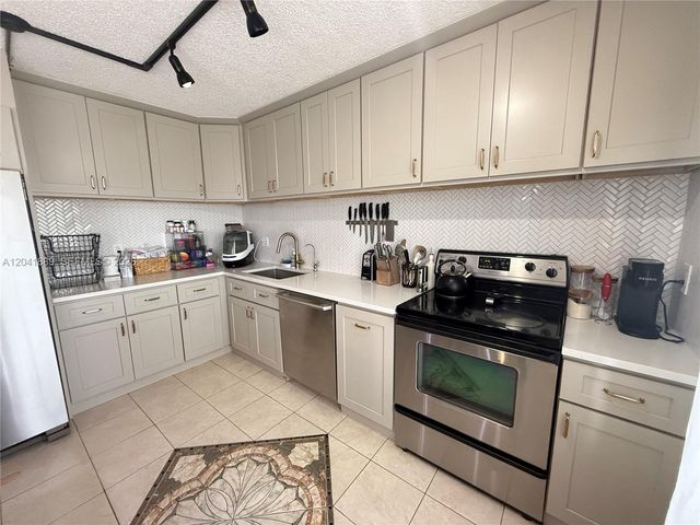 17000 NW 67th Ave 402, Hialeah, FL 33015